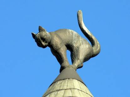 La statue « Le Chat Noir » installée sur la Maison du chat à Riga (Lettonie)