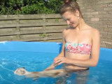 Un cours de natation pour ce chat Européen