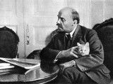 Une photo de Lénine caressant un chat qu'il tient dans ses bras