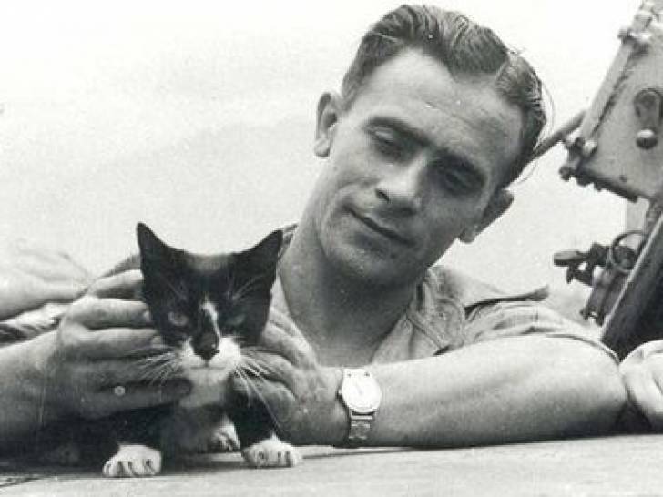 Simon et des marins du HMS Amethyst