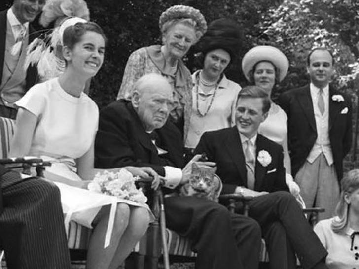 Une photo en noir et blanc de Churchill entouré de ses proches et avec son chat sur les genoux