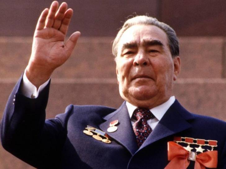 Une photo de Leonid Brejnev en train de saluer en levant la main droite