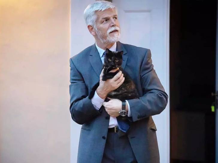 Le président tchèque Petr Pavel tenant dans ses bras sa chatte Micka