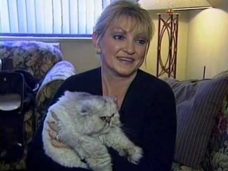 Le chat Precious dans les bras de sa propriétaire