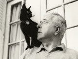 Jacques Prévert avec un chat noir sur les épaules