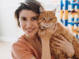 Une femme et un chat roux côte à côte