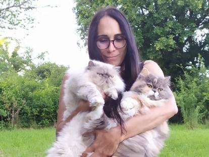 Femme avec deux chats dans ses bras