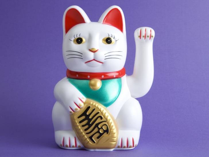 Une statue de Maneki-neko, le chat porte-bonheur