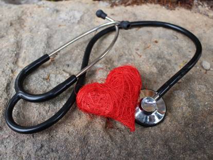 Un coeur et un stéthoscope, symboles d'une maladie cardiaque