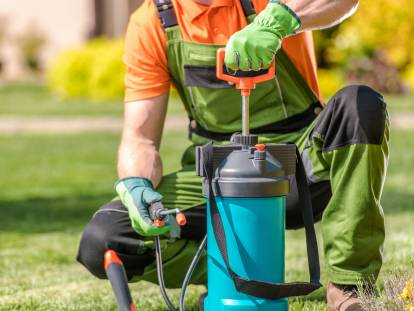 Un homme prépare un équipement pour pulvériser un insecticide