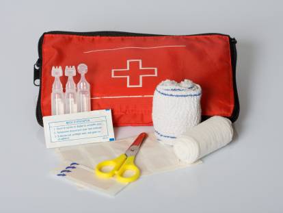 Une trousse de secours pour chat sur un fond gris