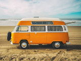 Un camping-car garé sur une plage