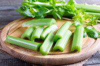 Des morceaux de céleri sur une planche en bois