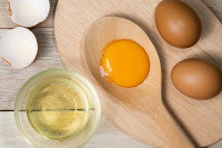 Un blanc et un jaune d'oeuf séparé sur une table
