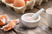 Des coquilles d'oeufs réduites en poudre sur une table