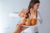 Une jeune femme allergique refuse des oeufs