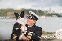 Un marin pose avec son chien dans les bras