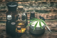 Du CBD sous différentes formes sur une table en bois