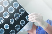 Radiesthésiste tient des radios dans ses mains
