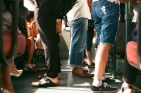 Plusieurs passagers se tenant debout dans un bus