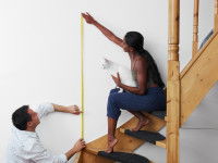 Un homme et une femme font du bricolage avec leur chat