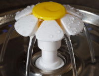 Un gros plan sur le jet en forme de fleur d'une fontaine à eau pour chat