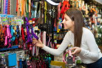 Une femme dans un magasin d'accessoires pour chat