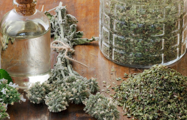 Des herbes euphorisantes séchées sur une table en bois