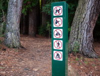 Un panneau présentant les activités interdites en forêt