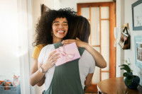 Deux femmes en train de s'enlacer après un échange de cadeaux