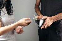 Un homme donnant de l'argent à une femme