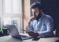 Un homme en train de réfléchir au choix qu'il doit faire