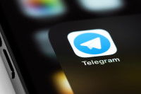 L'écran d'un smartphone montre le logo de l'application Telegram