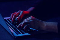 Gros plan sur des mains posées sur un clavier