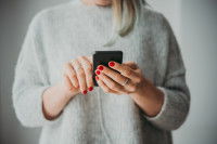 Une femme tient un téléphone dans ses mains