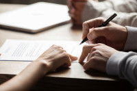 Des personnes signent un contrat