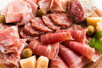 Une assiette de charcuterie