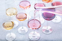 Différents verres de vin avec une bouteille