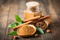 De la cannelle en bâtonnet et en poudre sur une table