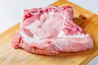 Un morceau de viande sur une planche