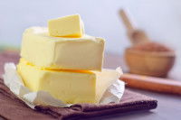 Des morceaux de beurre empilés