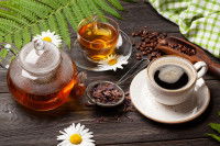 Du thé et du café sur une table en bois