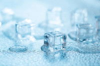 Des glaçons sur un fond bleu