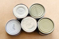 Des boîtes de conserve avec des dates de péremption