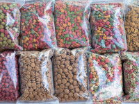 Des sachets contenant toutes sortes de croquettes pour chat