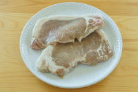 De la viande périmée dans une assiette