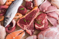 Une pile de viande, de poisson et de fruits de mer