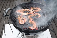 Des crevettes en train de cuire au barbecue