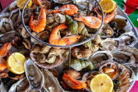 Un gros plateau de fruits de mer