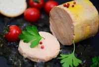 Du foie gras sur un fond noir